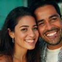 Foto circular de pareja feliz que invierte junta
